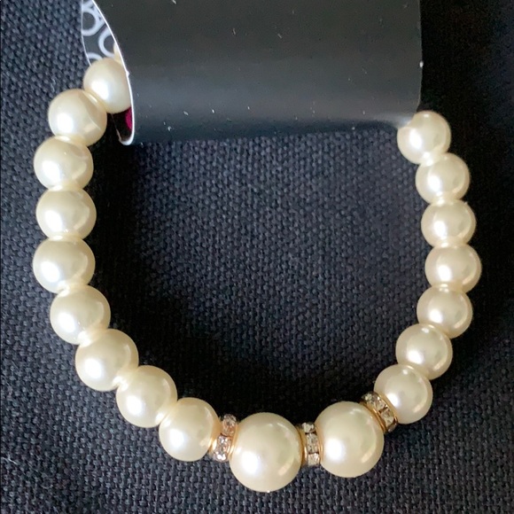 Paparazzi Radiantly Royal Gold & Pearls Bracelet. - Picture 3 of 4